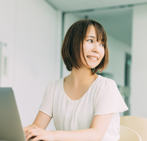 スマホを操作している女性